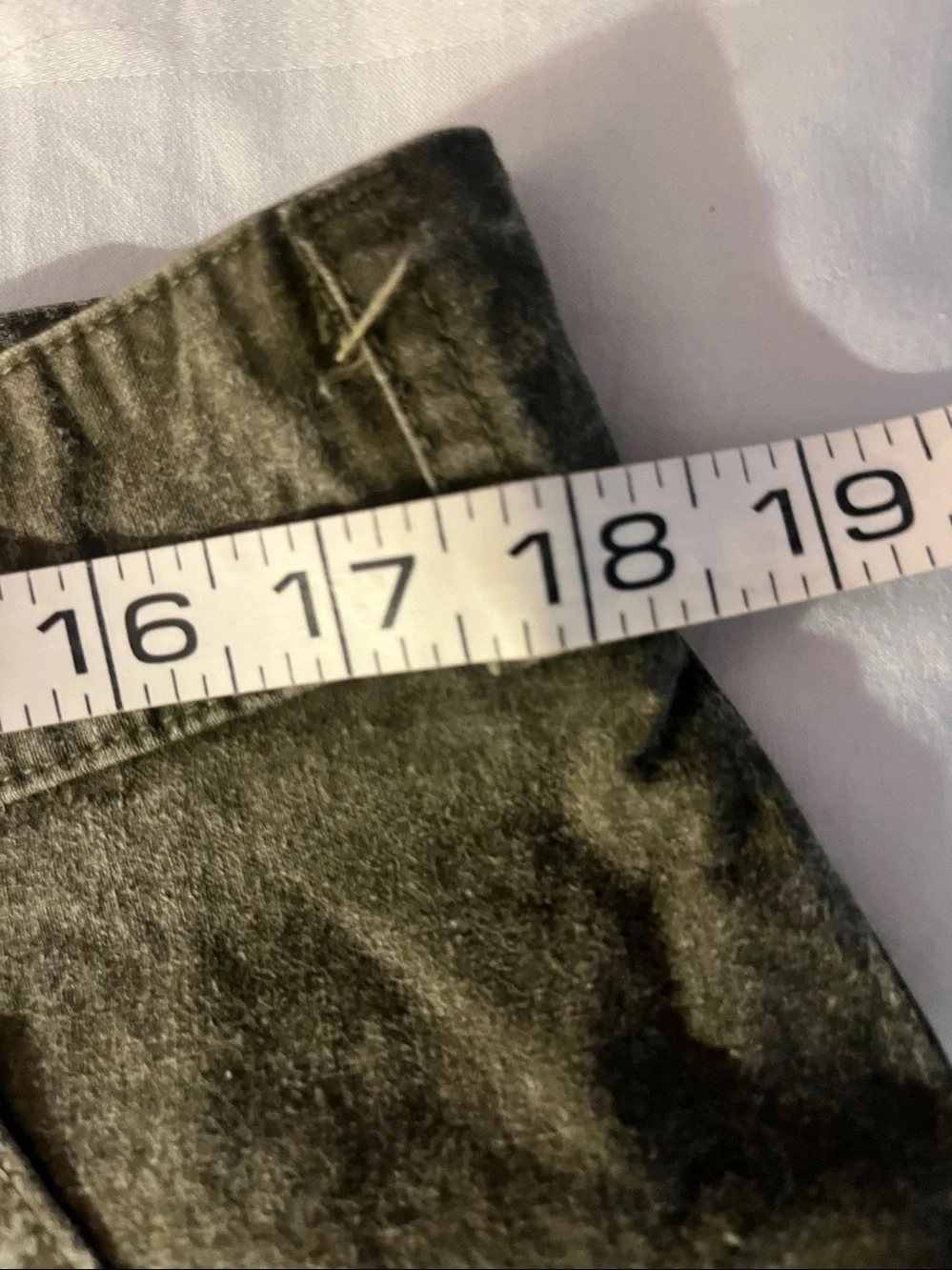Vintage Men’s Banana Republic REAL Cargo pants. Camo Green. Size 36”w x 34”
